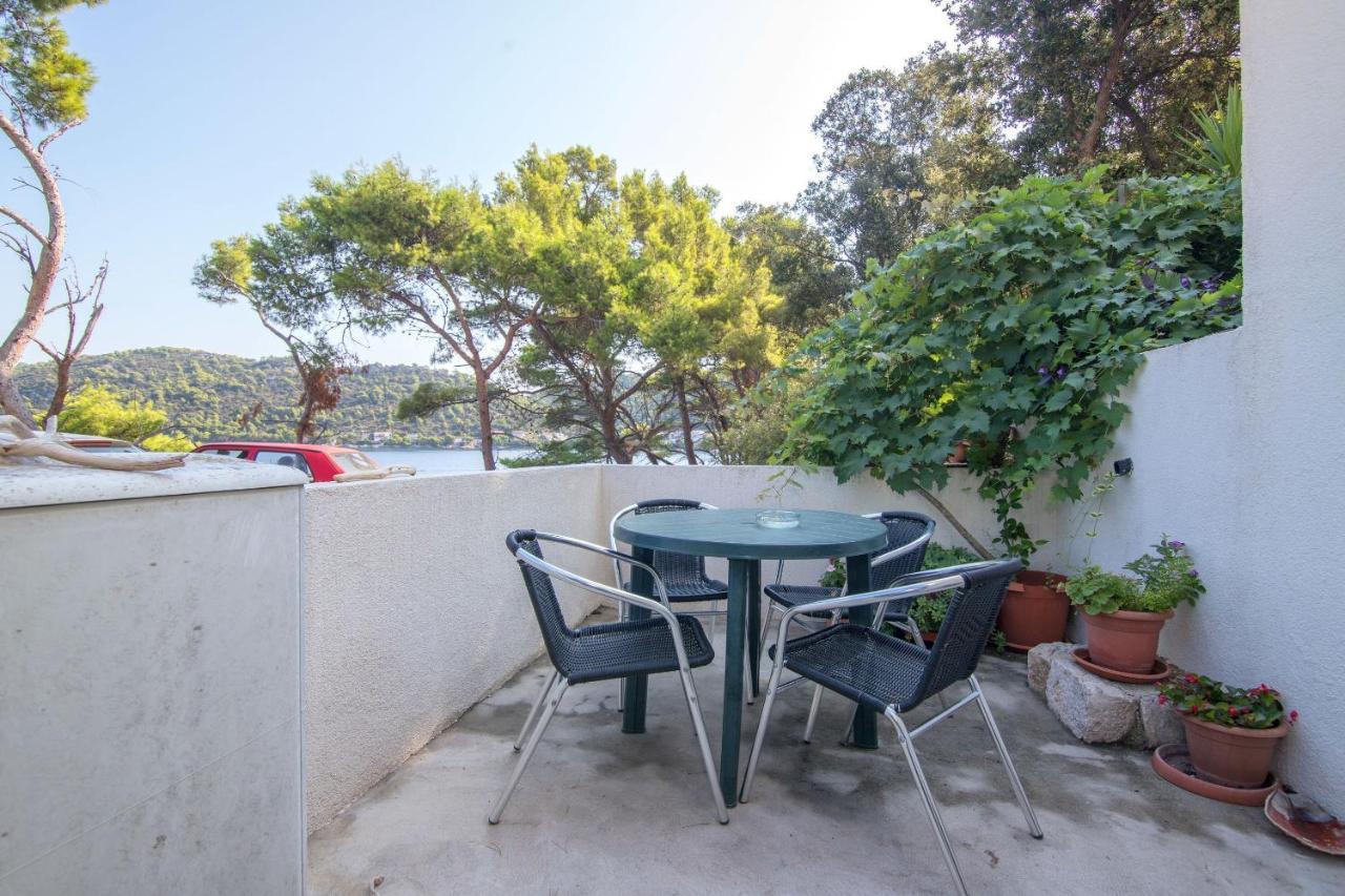 Apartments Luka Uble Exterior photo